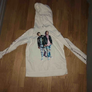  - Säljer min huddie från H&m storlek 170, använd 1gång super fint skick! Köparen står för frakten! 
