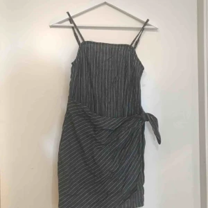  - Oanvänd klänning ifrån prettylittlething! Storlek xs med knytning fram!