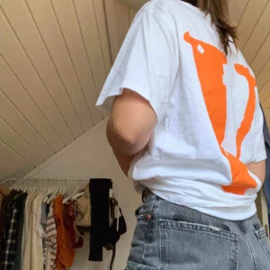  - Vlone t shirt🧡 frakt tillkommer