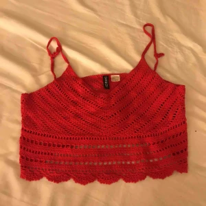  - Rött stickat linne från hm med liten uringning