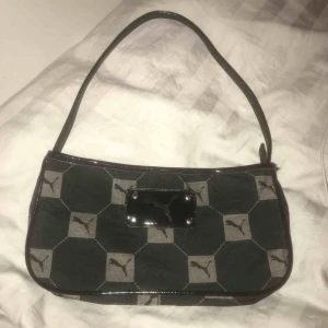  - Svart rutig handväska från puma 🥰 buda, högst bud får väskan 