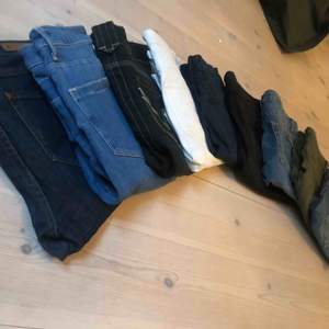 Paket 9 byxor, alla i strl ca S/32/34 och möjligen XS  Perfekt för en uppdatering av garderobern med helt nya byxor!  Alla är i modellen skinny jeans 