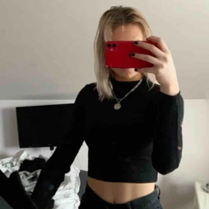  - Svart ribbad polotröja 