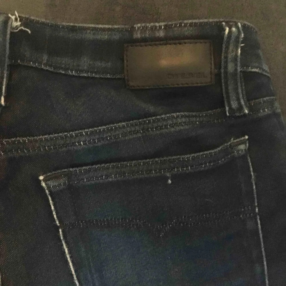 Säljer mina supersnygga jeans från Diesel, de är i ett användt skick därav de billiga priset! De är supersköna och stretchiga, men de är tyvärr för små för mig...  ❌KÖP TVÅ ELLER FLER JEANS SÅ BJUDER JAG PÅ DE BILLIGASTE❌. Jeans & Byxor.