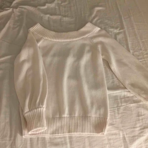  - Vit och fin stickad tröja från H&M. Köpare står för frakt.