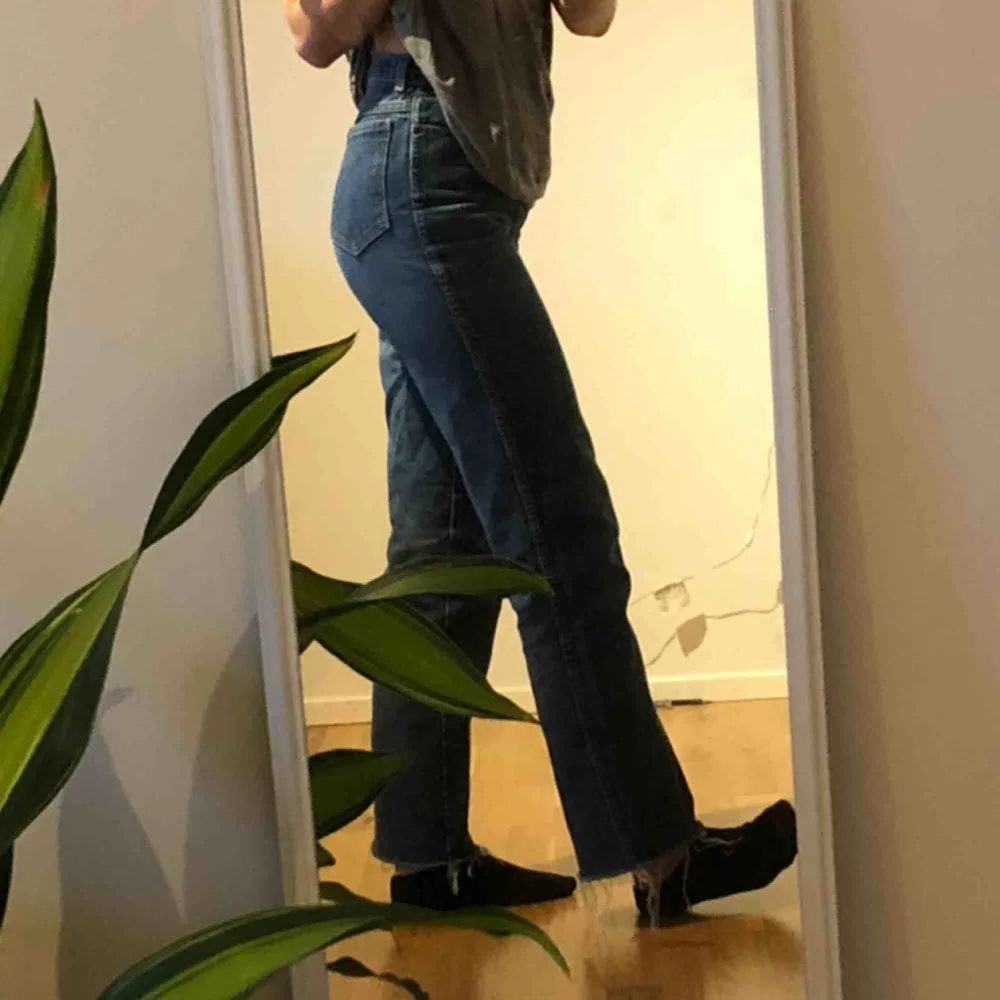 raka jeans från calvin klein! passar mig bra (jag är vanligtvis w26-w27) och 167cm lång, avklippta som på andra bilden🍁🌜🥧🏺🧡. Jeans & Byxor.