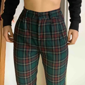  - Högmidjade rutiga skitsnygga byxor från Bershka! Såå sköna men tyvärr lite korta för mig nu. Är 176 cm ca.  Pris kan alltid diskuteras.  Som i nyskick!