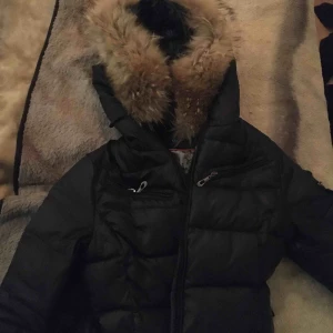  - Hollies jacka endast 600 då skärpet inte medföljer. Äkta  päls    Sökord parajumper lv canada goose moncler