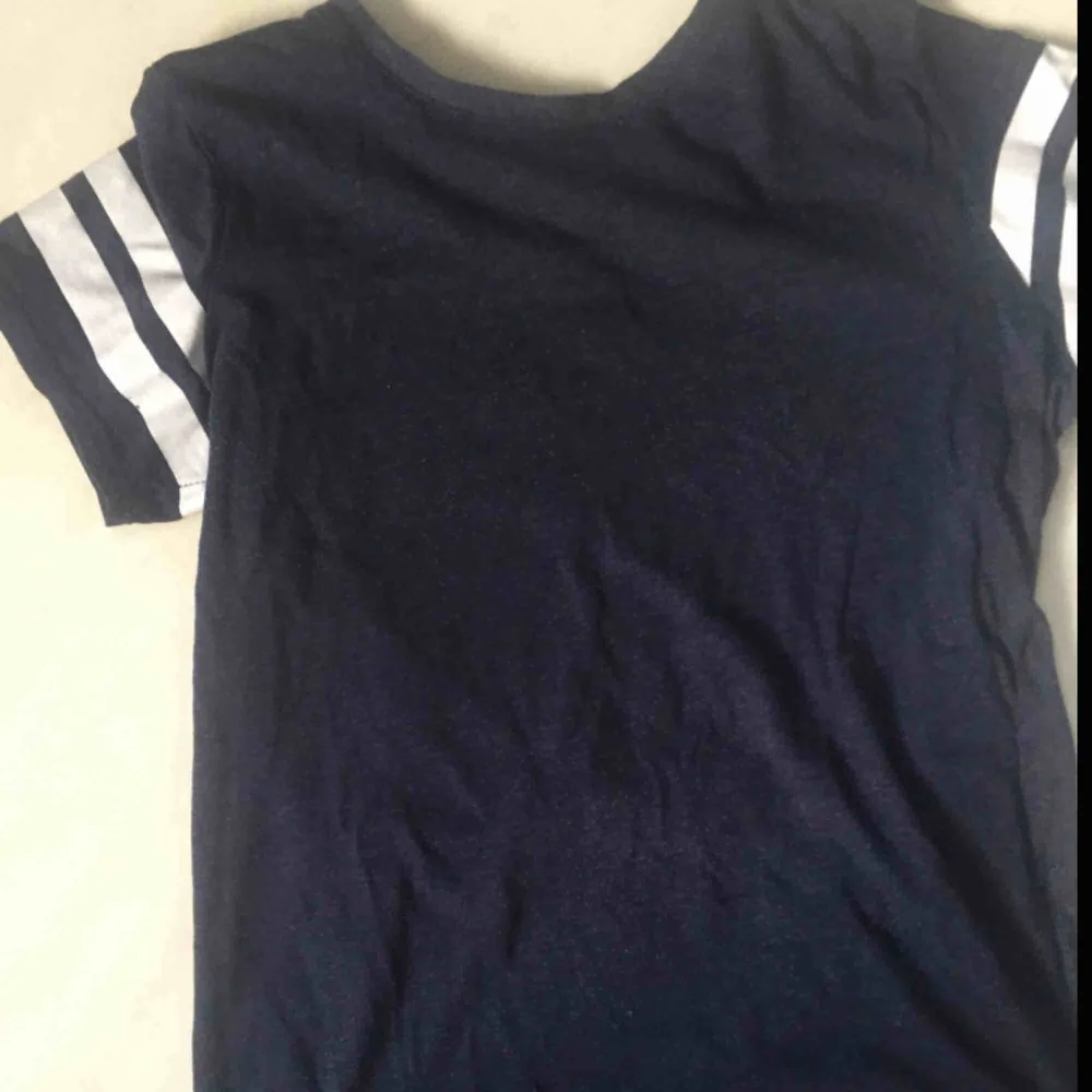 Lång mörkblå tröja i storlek XS, men passar även S. Köpt på NewYorker. Sparsamt använd. Frakt tillkommer. . T-shirts.
