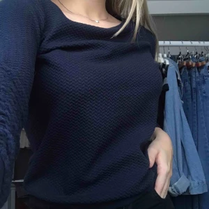  - Superfin marinblå tröja, fint skick knappt använd, skriv ifall du har frågor❤️