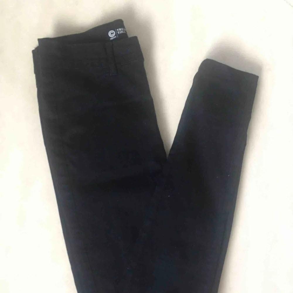 Svarta högmidjade jeans från Cubus i modellen T regging Tina. De är i storlek S, men passar nog även en XS eftersom de är tighta, men de kan vara lite långa då. De är i jättefint skick, knappt använda. Frakt tillkommer 😊. Jeans & Byxor.