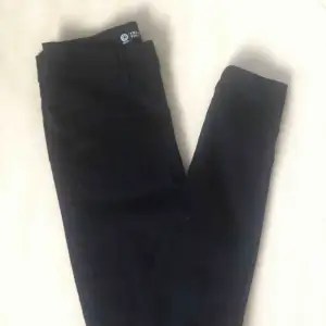 Svarta högmidjade jeans från Cubus i modellen T regging Tina. De är i storlek S, men passar nog även en XS eftersom de är tighta, men de kan vara lite långa då. De är i jättefint skick, knappt använda. Frakt tillkommer 😊