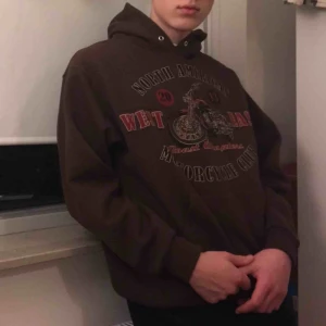  - Extremt bekväm hoodie! Har endast testat den på mig och då inte använt den då jag inte känt att jag haft tillfälle:) passar perfekt på mig som ser mig själv som L