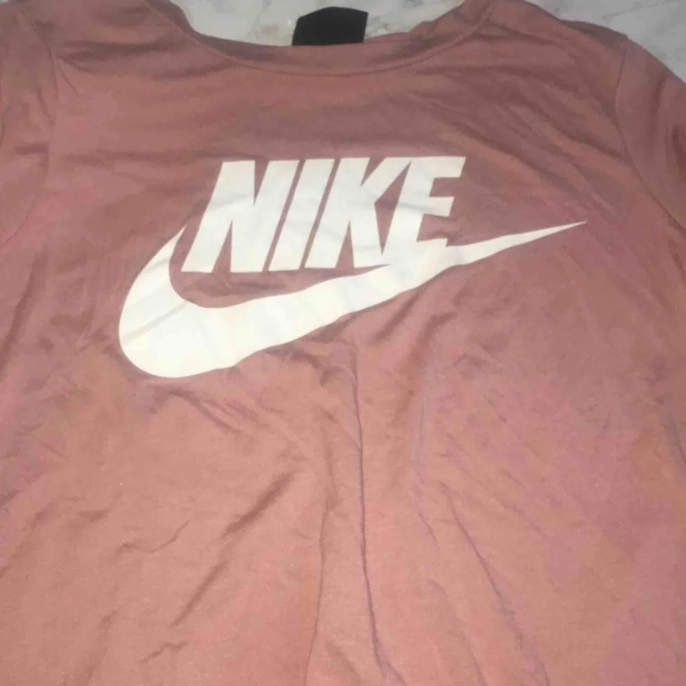 Fin Nike tröja knappt använd. Säljer för jag inte använder den. T-shirts.