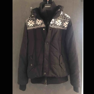  - En Vinterjacka i storlek M. Använd men fortfarande i fint skick. Kan hämtas eller skickas via posten.