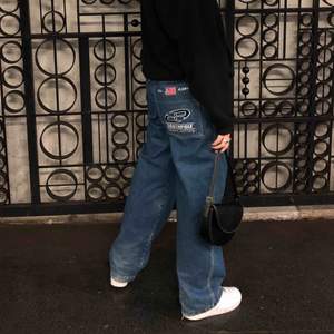 Tvär coola vintage baggy jeans från southpole! Lite trasiga på sömmen där bak, pga för långa. De sitter löst runt höfterna på mig, har i vanliga fall stlk 30. Men långa (34 längd). Köparen står för frakt😊 Jag kan annars mötas upp i Stockholm 