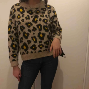  - En stickad tröja ifrån Mango! Säljs pga ingen användning Välanvänd & i mycket gott skick 😁