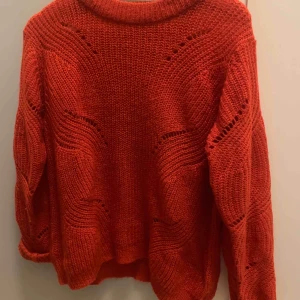  - Superfin stickad tröja som tyvärr var för stor för mig, därav aldrig använd. Köparen står för frakt 