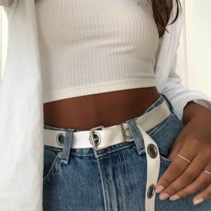  - Vitt skärp med hål från BikBok. Passar alla storlekar! Köparen står för frakt!💋