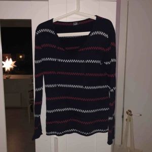  - Stickad tröja, i ”Pippi Långstrump” modell. Köparen står för frakten, möts upp i Stockholm City eller Huddinge 