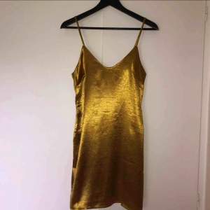  - Gratis frakt! Helt ny klänning med lappar kvar! Jättesnyggt att ha polo eller tshirt under! Perfekt till jul och nyår 🥰