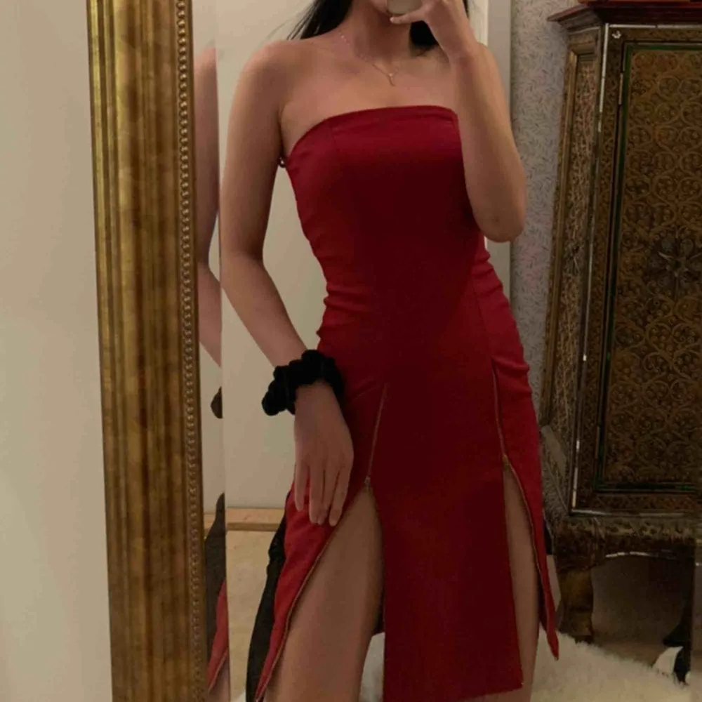 Röd klänning med detaljer, kedjan går att justera. Frakt tillkommer:). Klänningar.