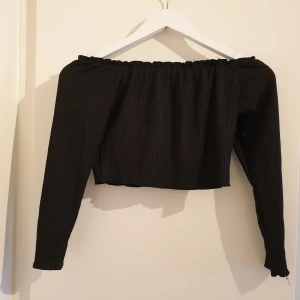  - Off shoulder crop top. Aldrig använd. Frakt tillkommer! 