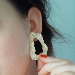  - Så coola guldfärgade örhängen från Weekday! Endast använda på ett bröllop 💒 Känns exklusiva!  💵