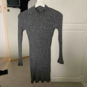  - Gråmelerad stickad klänning från chiquelle, sitter jättefint på och sticks inte! Använd 2 gånger