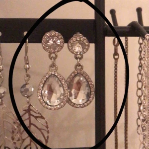  - örhängen, aldrig använda 15kr + 9kr feakt