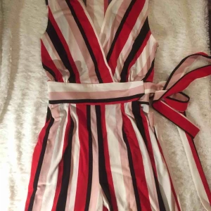  - Jättesnygg jumpsuit, passar allt från XS-S och liten M. Aldrig använd.