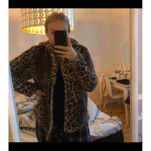  - Leopard jacka använd typ 2 ggr. Från vero Moda. Storlek S.