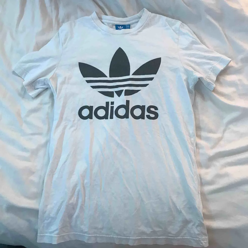 Vit T-shirt från Adidas.. T-shirts.