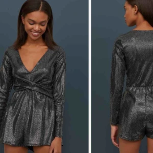  - Helt ny, lappar kvar. Glittrig jumpsuit från hm. 