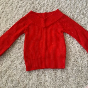  - En jätteskön stickad off shoulder tröja, köpare står för frakt. 