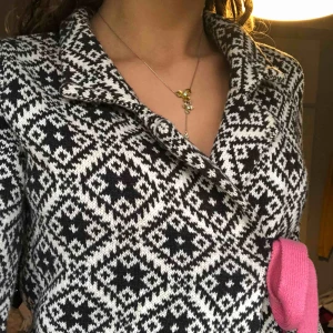  - Fin och mysig Odd-Molly kofta till vintern. Är som ny och är endast använd ett fåtal gånger.  Storlek: 0 (fungerar för XS-M)  Köptes för: 1795kr Säljes för: 550kr