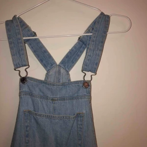  - hängselbyxor från dr. demin inköpta förra året. De perfekta hängselbyxorna med så fin färg men tyvärr för stora för mig :(  Kan mötas upp i stockholm eller frakta (men då står köparen för frakten) 🥰