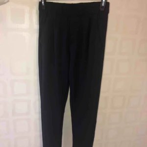  - Säljer mina kostymaktiga byxor från lager 157. Har den i marinblå (se första bilden) xs och även i svart (se sista bilden) s men har dem svarta i xs också. Fickor på baksidan och fram. Frakten blir 65kr 