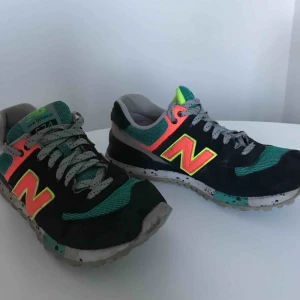  - New Balance 574 i snygga retrofärger.  Storlek 38 