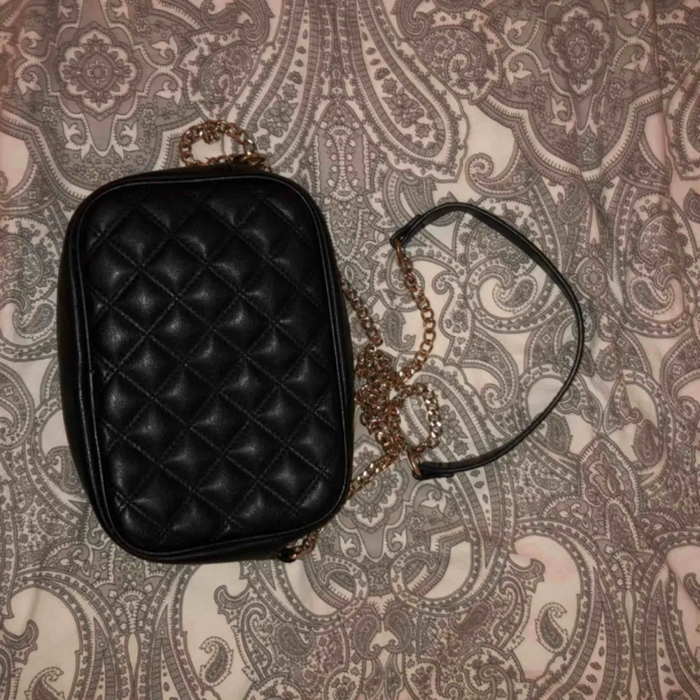 Liten, gullig handväska med guldkedja från H&M. Mycket sparsamt använd. Bara att höra av dig om du har någon fråga💖💖 . Väskor.