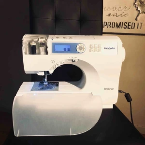  - den är endast testad en gång, den är helt i nyskick,  har ej intresset så det är bättre att den kommer till användning Brother Innov-is CS-8120 är datoriserad, bra symaskin, liten, kompakt och lätt att bära med sig Idealisk för alla sätt att sy