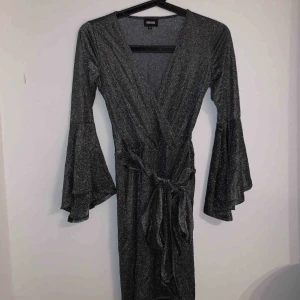 Klänning - Fin tight klänning ifrån Bubbleroom. Använd en gång 