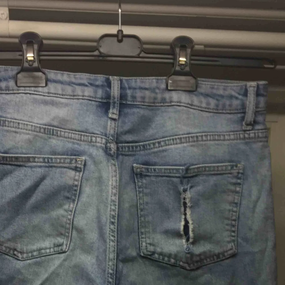 Så fina korta jeans! Säljs då dom är för stora för mig, helt i nyskick! En reva över ena bakfickan, därav priset. Skriv för bilder på eller frågor :). Jeans & Byxor.
