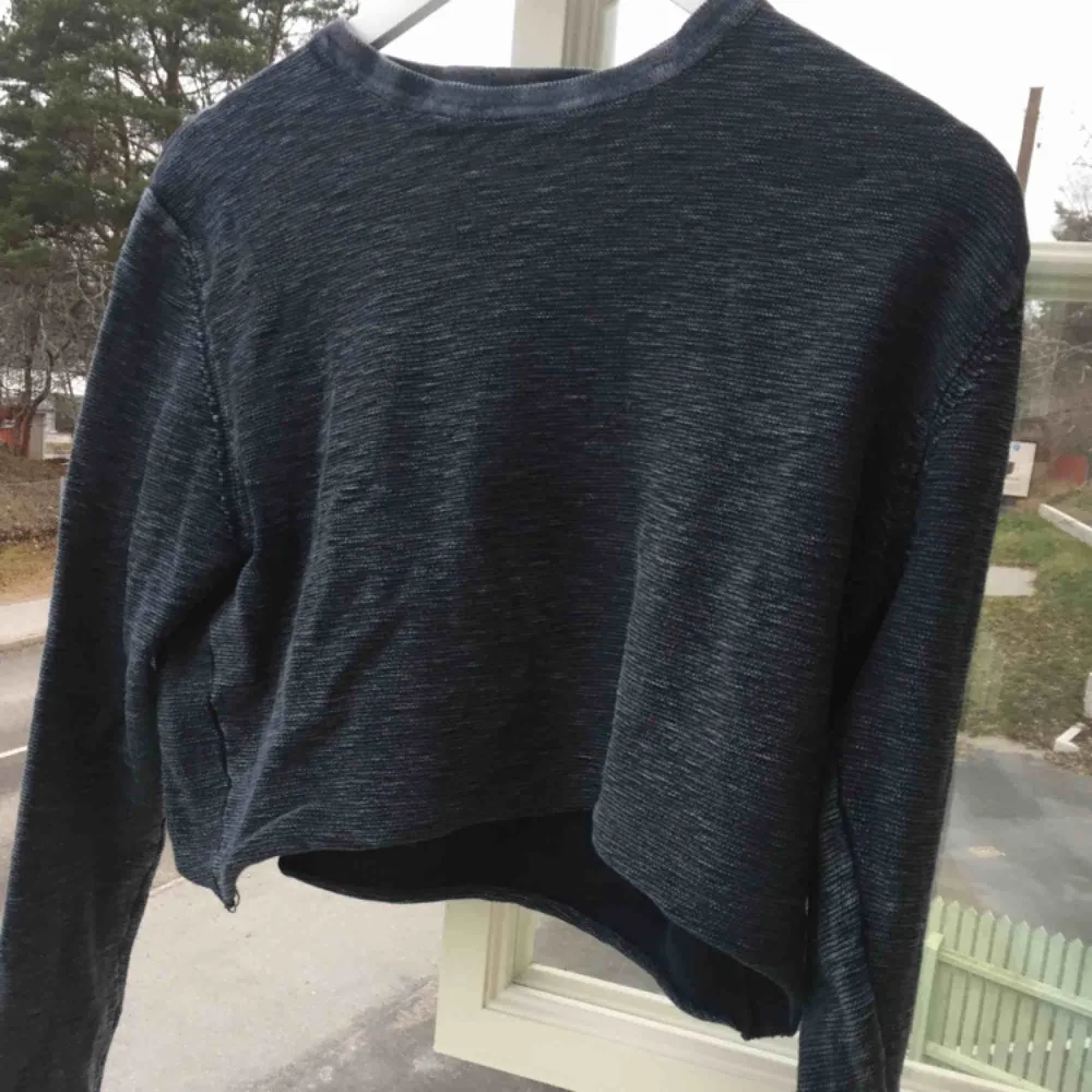 En Jack&Jones tröja jag gjort till magtröja. Mycket sparsamt använd. Lös vid magen, men tightare ärmar. Kontakta för bilder på eller frågor :). Tröjor & Koftor.
