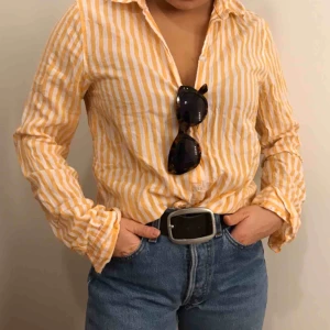 Skjorta - Vit och gulrandig skjorta ifrån H&M. Tunt material, likt linnetyg. Använd ett fåtal gånger. Möts i Stockholm annars står köparen för frakten😝