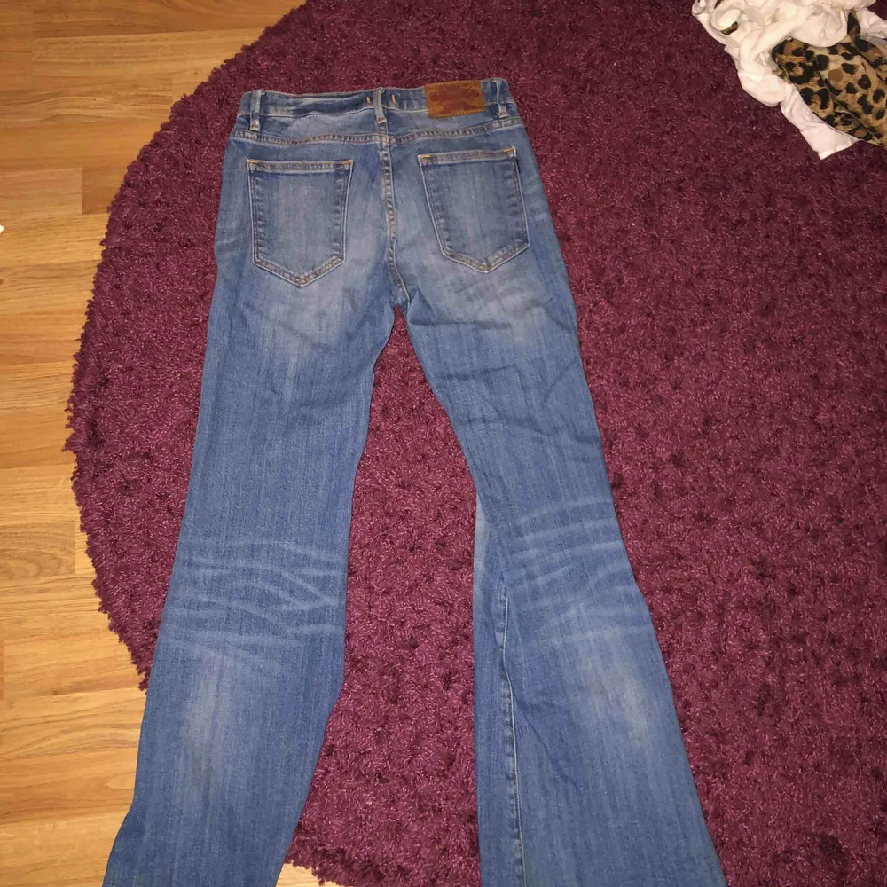 Säljer mina bootcut jeans från crocker! Orginalpris:899 kronor! Mitt pris: 400 kr! Modellen passar för tjejer upp till 170 cm! Sitter bra vid höfter och rumpan, välldigt tighta! Möts upp i Stockholm eller fraktar ( köparen står för frakten). Jeans & Byxor.