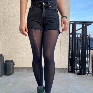  - Supersnygga shorts från LEVI’s! Har snygga detaljer där bak! kan mötas på söder annars står köparen för frakt, om flera är intresserade sker budgivning❤️