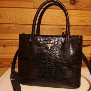  - Snygg svart väska i mycket fint skick. Ser ut som en galleriamodell. Köpt på secondhand utomlands så osäker på äkthet.