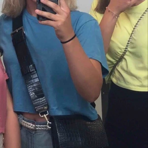  - Säljer denna väskan pågrund av att jag inte längre använder den.  Väskan är knappt använd men bandet är ganska använt.  Man får även ett lite mindre band till.  