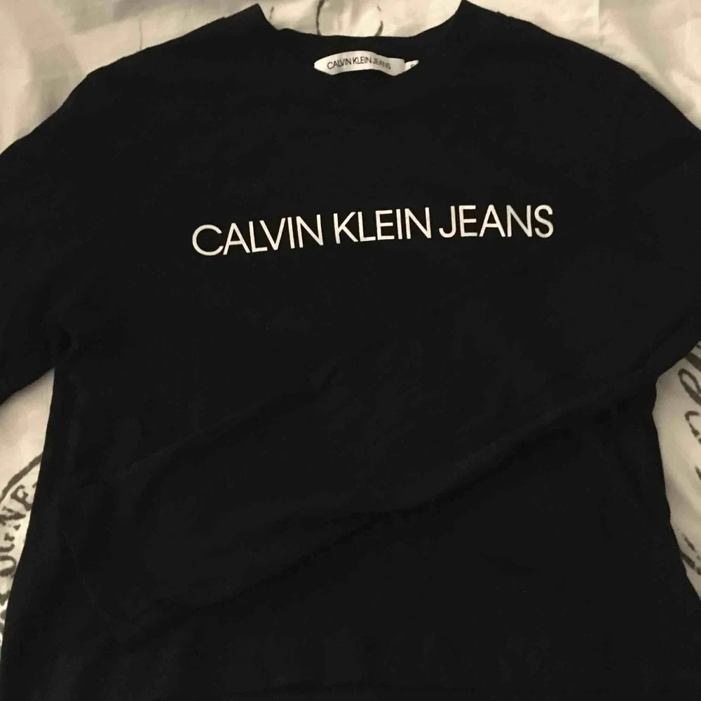 En jätte fin Calvin Klein tröja tunn. Den sitter lite som en magtröja. Använd en gång.. Toppar.